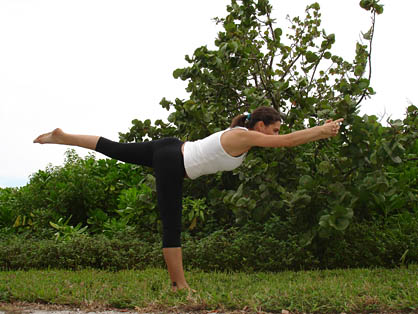 Bikram Postura Manteniendo el Equilibrio